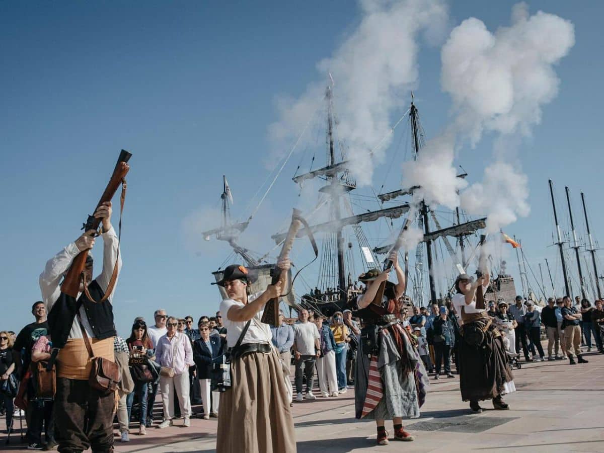 Tradición, mar y orgullo local brillan en el Desfile Marinero de Escala a Castelló