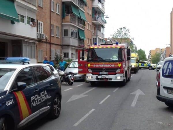 Un bombero fallece y hay otro desaparecido en un incendio en Alcorcón