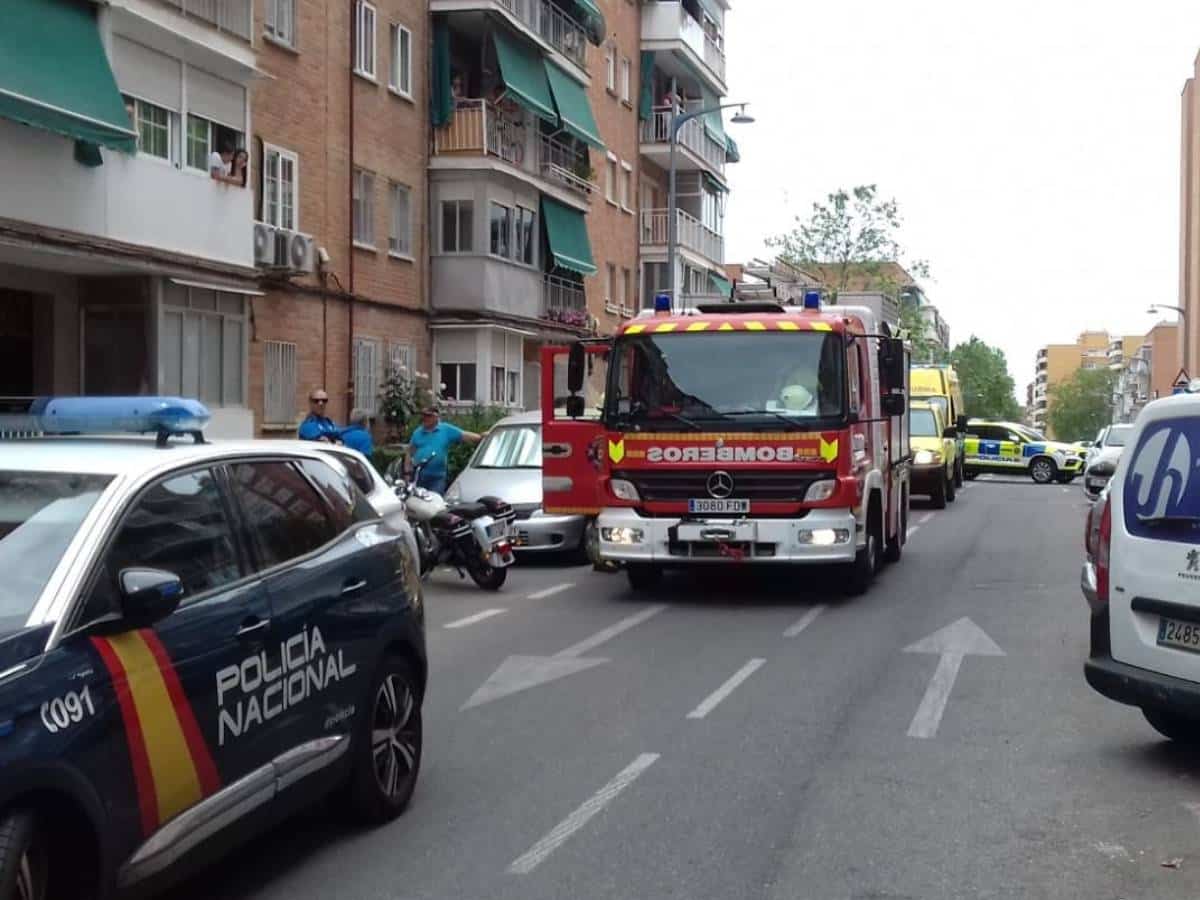 Un bombero fallece y hay otro desaparecido en un incendio en Alcorcón