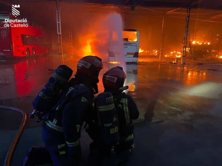 El fuego, que según los primeros indicios se inició en uno de los autobuses estacionados, afectó a un total de cinco autobuses y dos turismos, que quedaron completamente calcinados.
