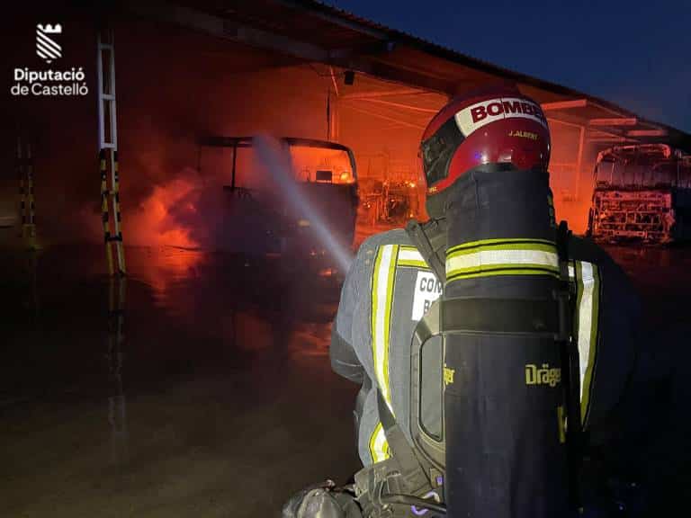 El fuego, que según los primeros indicios se inició en uno de los autobuses estacionados, afectó a un total de cinco autobuses y dos turismos, que quedaron completamente calcinados.