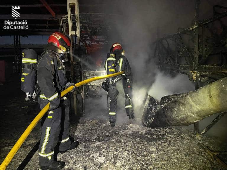 El fuego, que según los primeros indicios se inició en uno de los autobuses estacionados, afectó a un total de cinco autobuses y dos turismos, que quedaron completamente calcinados.