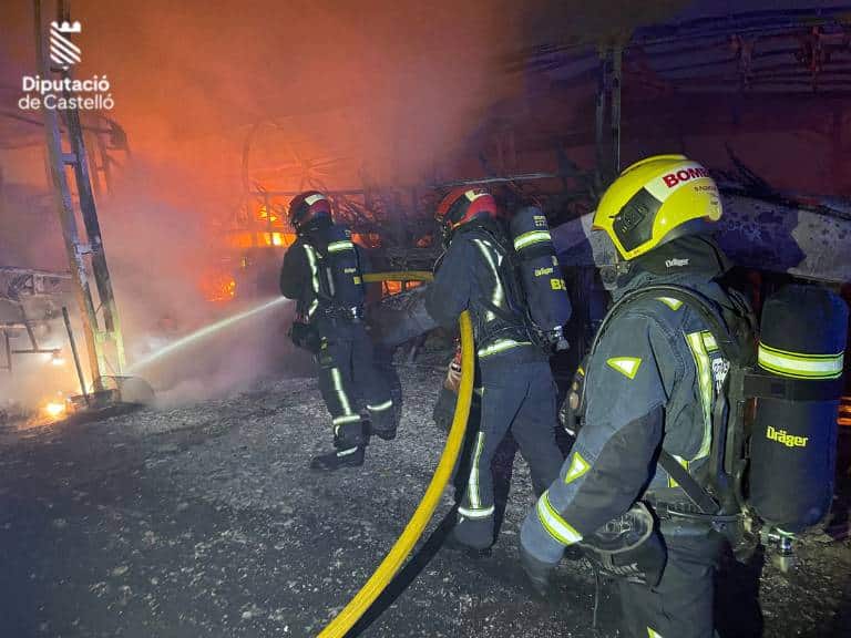 El fuego, que según los primeros indicios se inició en uno de los autobuses estacionados, afectó a un total de cinco autobuses y dos turismos, que quedaron completamente calcinados.