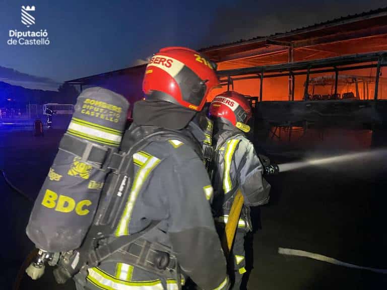 El fuego, que según los primeros indicios se inició en uno de los autobuses estacionados, afectó a un total de cinco autobuses y dos turismos, que quedaron completamente calcinados.