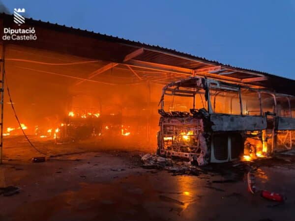 Un devastador incendio calcina cinco autobuses y afecta instalaciones en la Vall d’Uixó Un devastador incendio calcina cinco autobuses y afecta instalaciones en la Vall d’Uixó