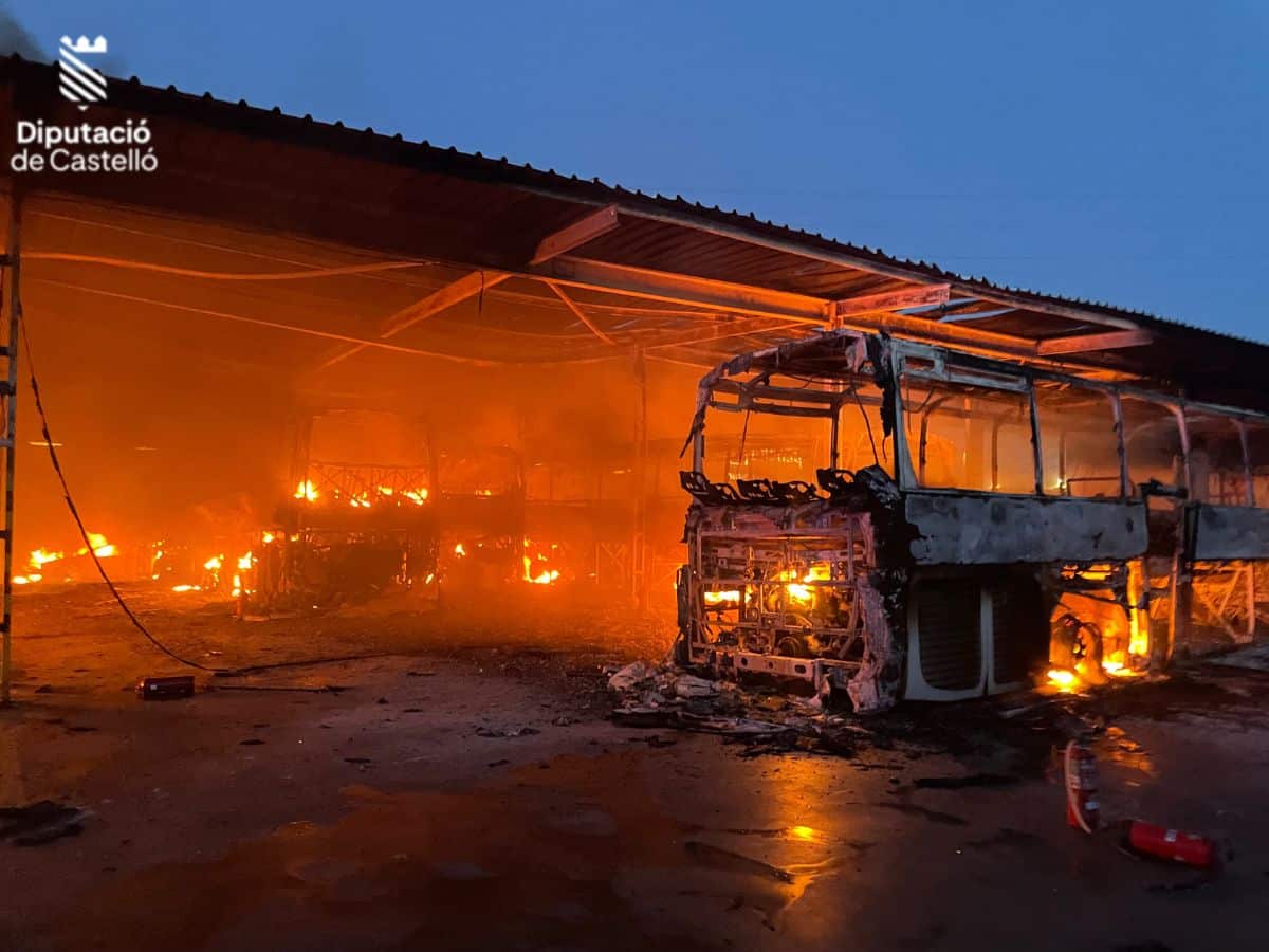 Un devastador incendio calcina cinco autobuses y afecta instalaciones en la Vall d’Uixó