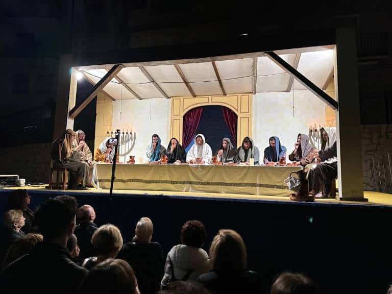 Más de 1.600 personas asisten a la representación en la que un centenar de vecinos de la localidad de la Plana Baixa recrea las últimas horas de Cristo antes de su muerte y resurrección