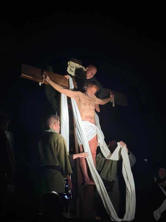 Más de 1.600 personas asisten a la representación en la que un centenar de vecinos de la localidad de la Plana Baixa recrea las últimas horas de Cristo antes de su muerte y resurrección