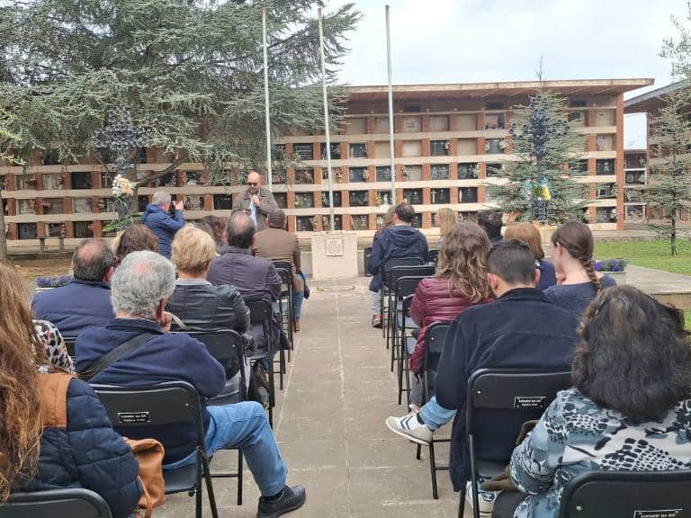 Se ha depositado una corona de flores al pie de la cruz que señala la tumba donde descansan los restos de víctimas anónimas de la Guerra Civil