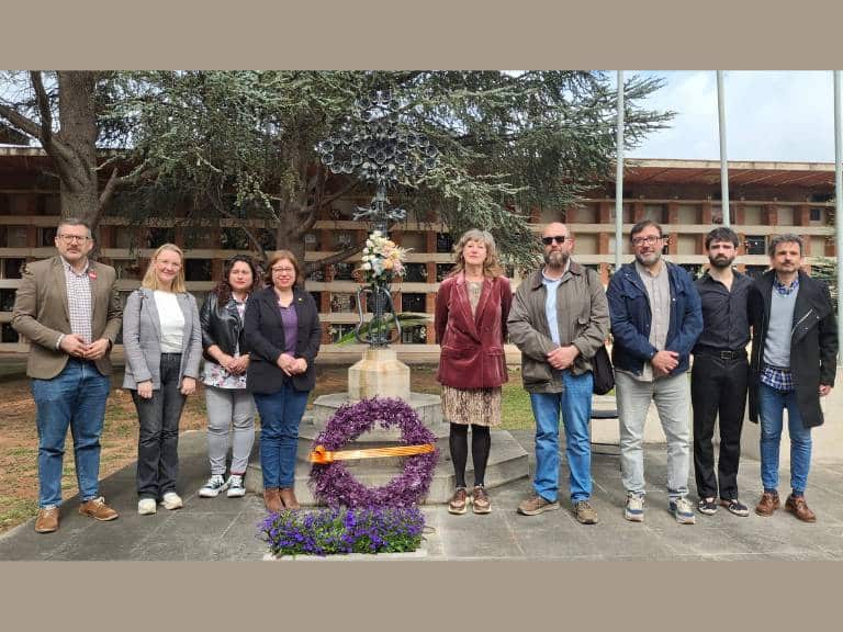 Se ha depositado una corona de flores al pie de la cruz que señala la tumba donde descansan los restos de víctimas anónimas de la Guerra Civil