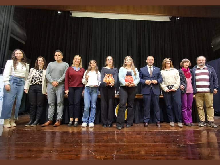 Prop de 200 persones van emetre el seu vot després de visitar l'exposició dels treballs, 83 relats, 6 escultures i 13 pintures realitzades per joves de la ciutat.