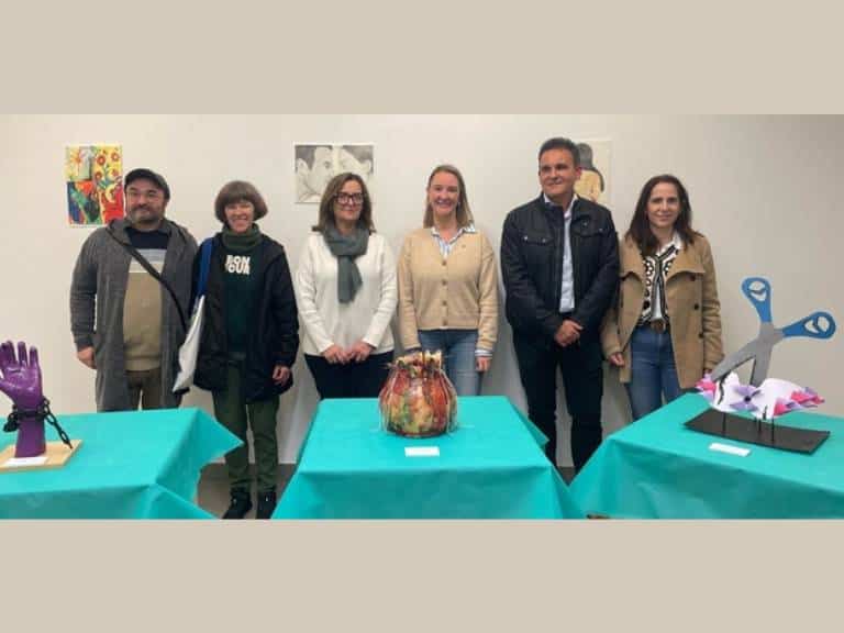 Prop de 200 persones van emetre el seu vot després de visitar l'exposició dels treballs, 83 relats, 6 escultures i 13 pintures realitzades per joves de la ciutat.