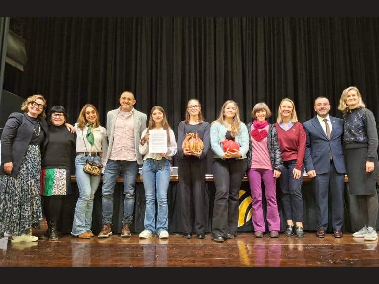 Prop de 200 persones van emetre el seu vot després de visitar l'exposició dels treballs, 83 relats, 6 escultures i 13 pintures realitzades per joves de la ciutat.