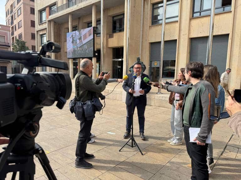 Casabó exige un cambio ante el bloqueo municipal, mientras Benlloch culpa a la herencia del PP y factores externos por el retraso del presupuesto.