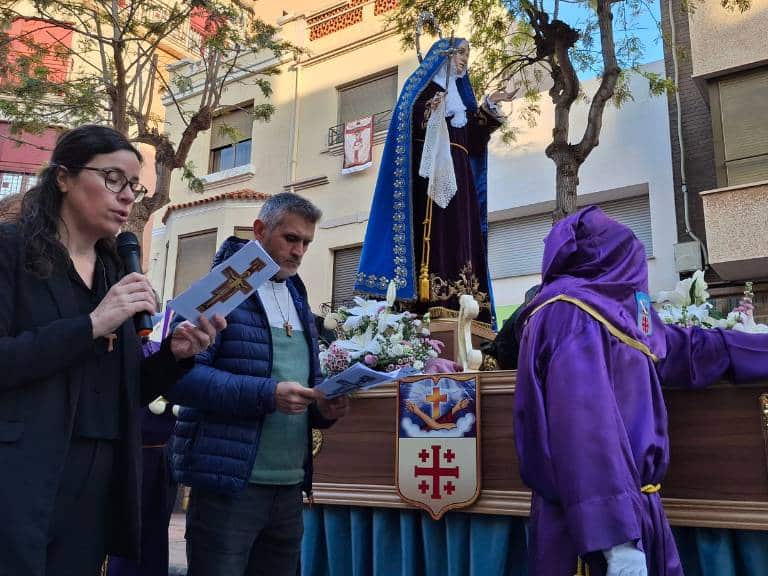 El Vía Crucis, que rememora la pasión y muerte de Jesucristo, ha recorrido las calles de Vila-real en un ambiente de recogimiento y devoción, siendo uno de los actos centrales de la Semana Santa vila-realense.