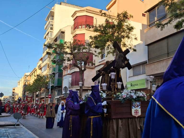 El Vía Crucis, que rememora la pasión y muerte de Jesucristo, ha recorrido las calles de Vila-real en un ambiente de recogimiento y devoción, siendo uno de los actos centrales de la Semana Santa vila-realense.