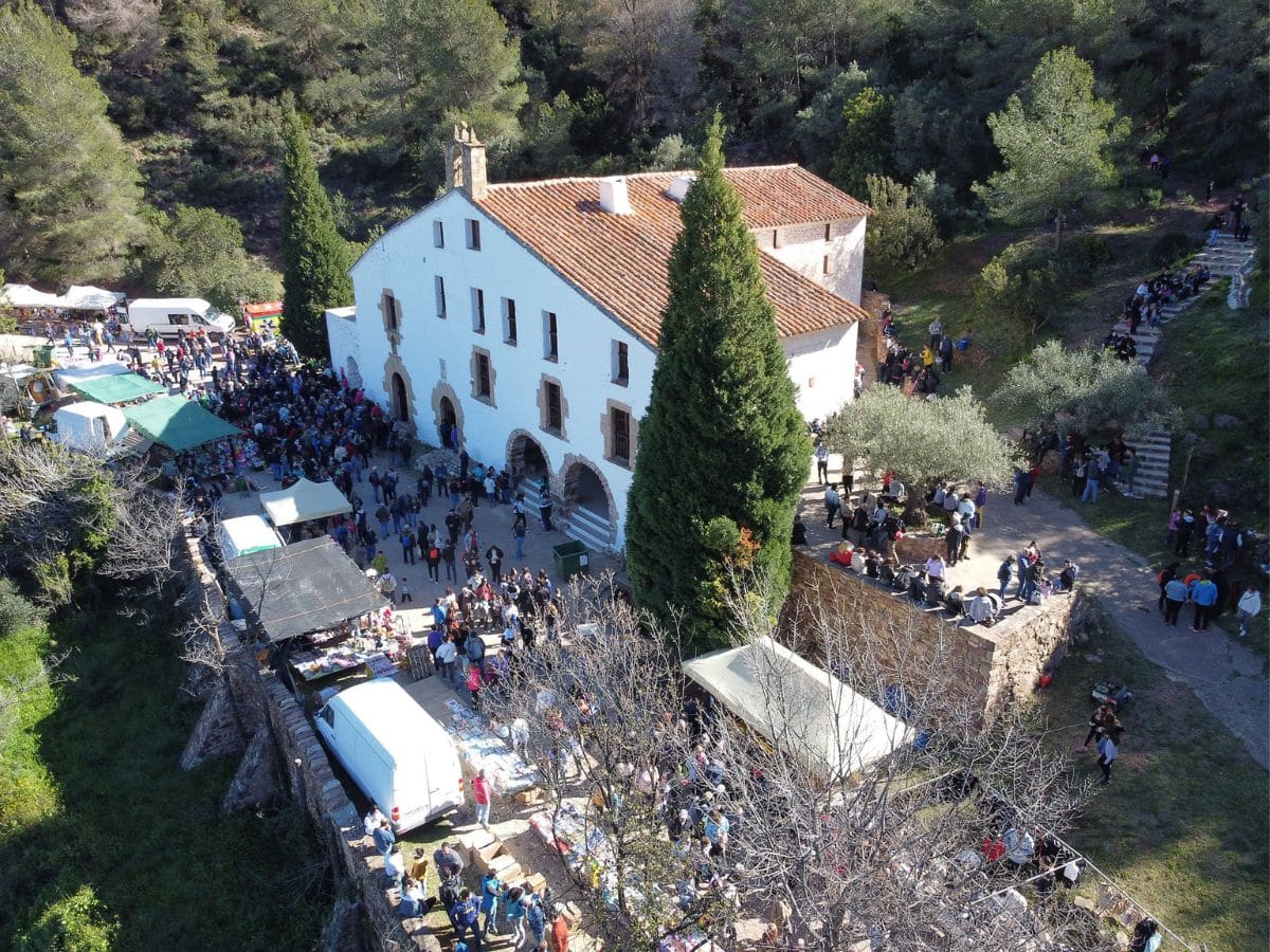 Vilafamés se viste de fiesta con una masiva celebración de Sant Miquel