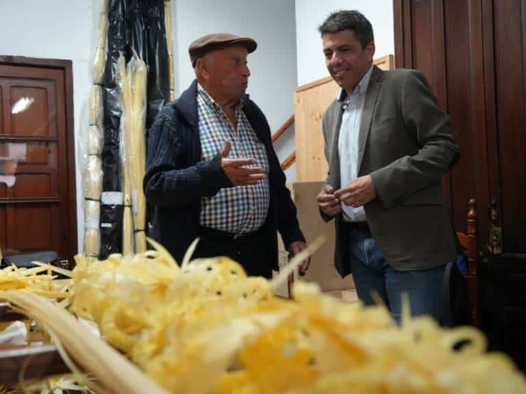 Carlos Mazón enaltece la artesanía "única en el mundo" de la palma blanca de Elche en vísperas del Domingo de Ramos.