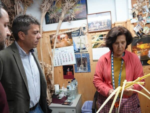 Visita sorpresa de Mazón a Elche: Sin aviso oficial, resalta la tradición de la palma blanca