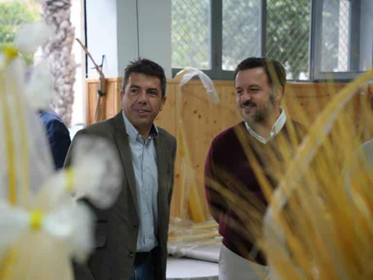 Carlos Mazón enaltece la artesanía "única en el mundo" de la palma blanca de Elche en vísperas del Domingo de Ramos.