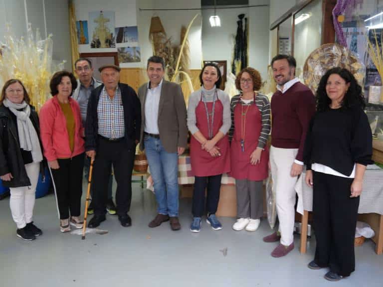 Carlos Mazón enaltece la artesanía "única en el mundo" de la palma blanca de Elche en vísperas del Domingo de Ramos.