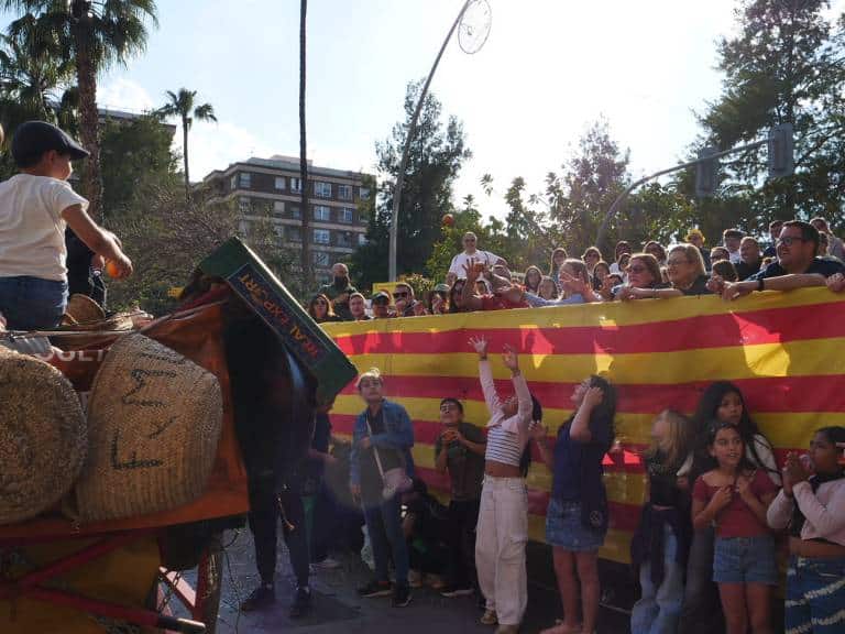 La Cavalcada de Sant Pasqual convierte Vila-real en un desfile de humor, cultura y participación.
