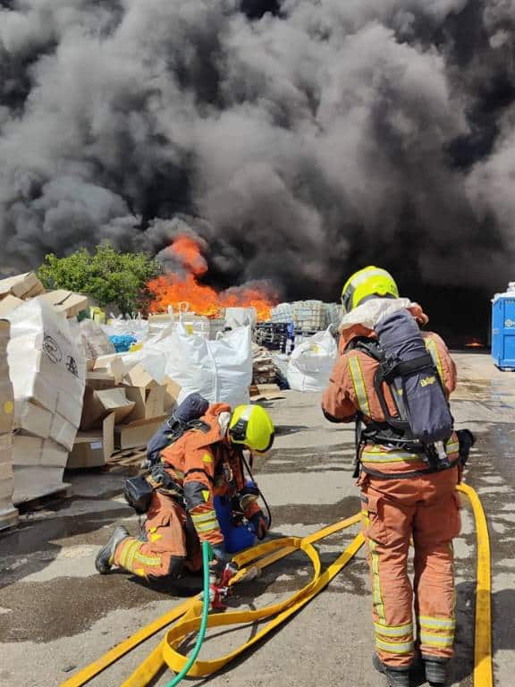 La cercanía del fuego a las vías ha provocado una intensa humareda que ha afectado al tráfico de trenes y vehículos.