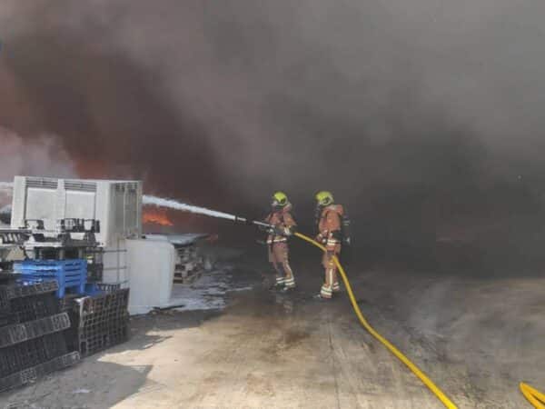 Adif y Renfe suspenden trenes por incendio junto a las vías en Silla Adif y Renfe suspenden trenes por incendio junto a las vías en Silla