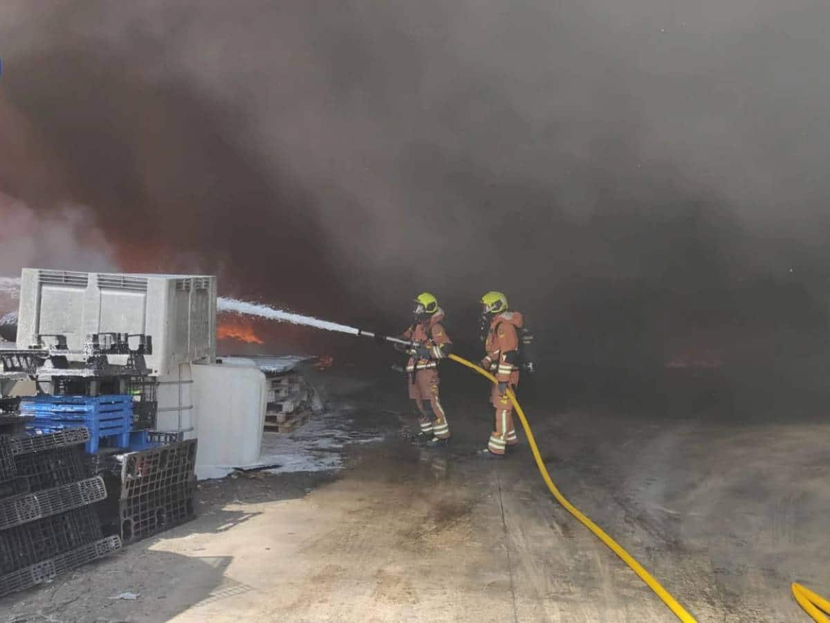 Adif y Renfe suspenden trenes por incendio junto a las vías en Silla