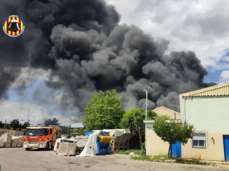 La cercanía del fuego a las vías ha provocado una intensa humareda que ha afectado al tráfico de trenes y vehículos.