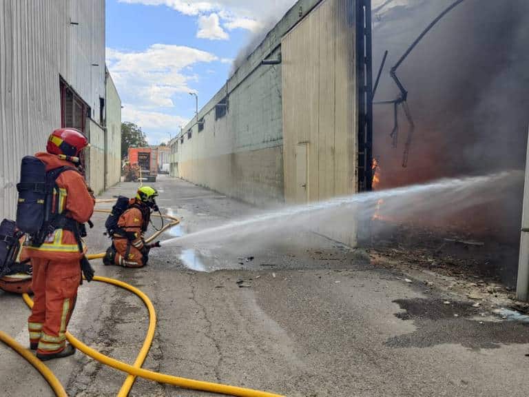 La cercanía del fuego a las vías ha provocado una intensa humareda que ha afectado al tráfico de trenes y vehículos.