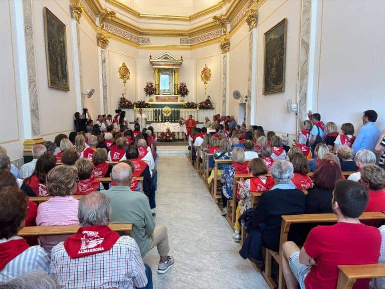 La reina de las fiestas, Sara Benet, y su corte de honor, vestidas con el traje tradicional, han encabezado la comitiva que ha trasladado a Santa Quitèria al núcleo urbano.