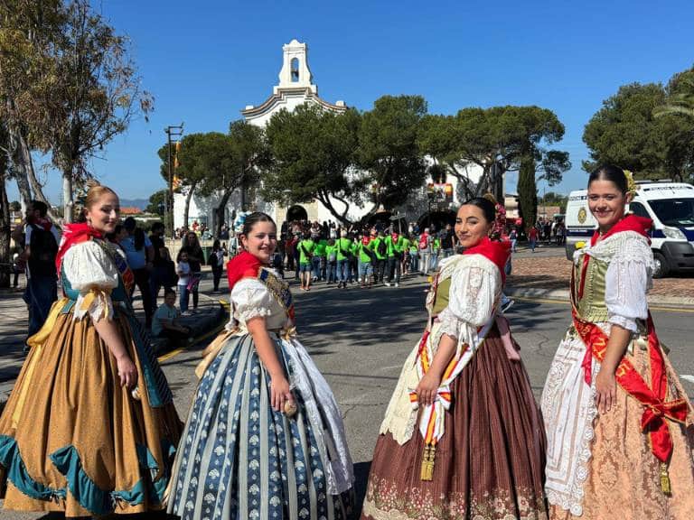 La reina de las fiestas, Sara Benet, y su corte de honor, vestidas con el traje tradicional, han encabezado la comitiva que ha trasladado a Santa Quitèria al núcleo urbano.
