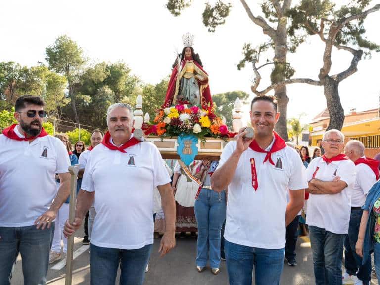 La reina de las fiestas, Sara Benet, y su corte de honor, vestidas con el traje tradicional, han encabezado la comitiva que ha trasladado a Santa Quitèria al núcleo urbano.
