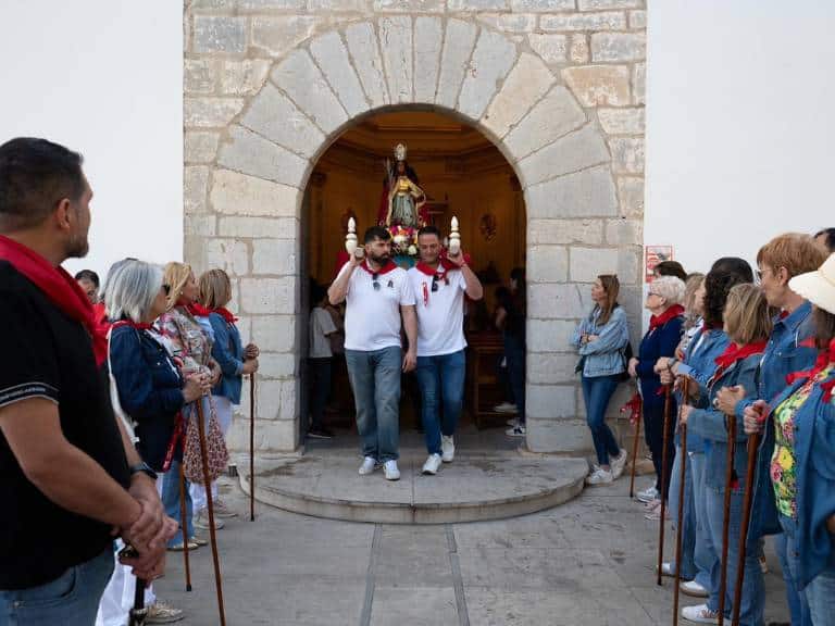 La reina de las fiestas, Sara Benet, y su corte de honor, vestidas con el traje tradicional, han encabezado la comitiva que ha trasladado a Santa Quitèria al núcleo urbano.