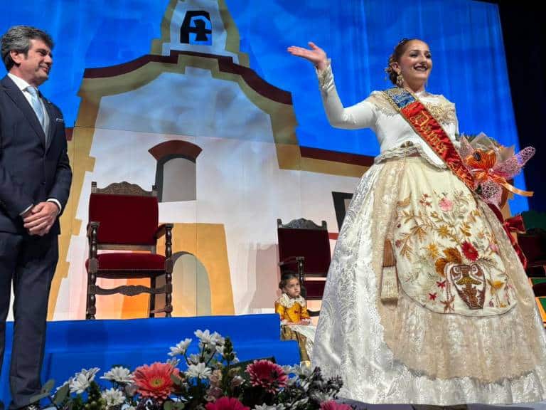 Cerca de un millar de personas asistieron anoche a la presentación oficial de la reina, un emotivo acto que se celebró en el Recinte Fester