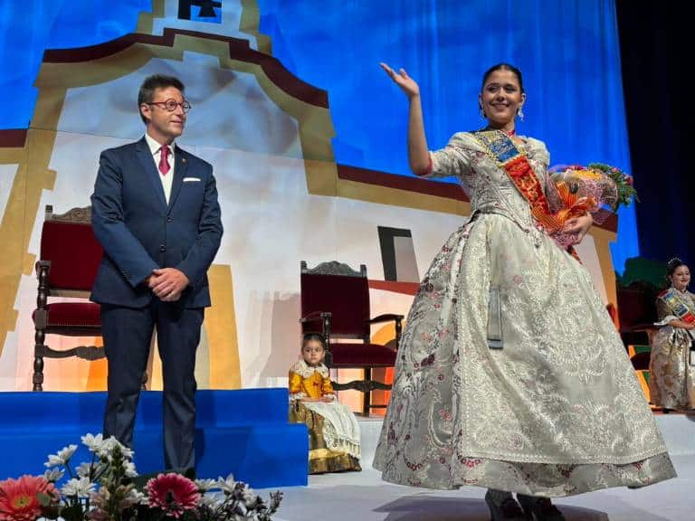 Cerca de un millar de personas asistieron anoche a la presentación oficial de la reina, un emotivo acto que se celebró en el Recinte Fester