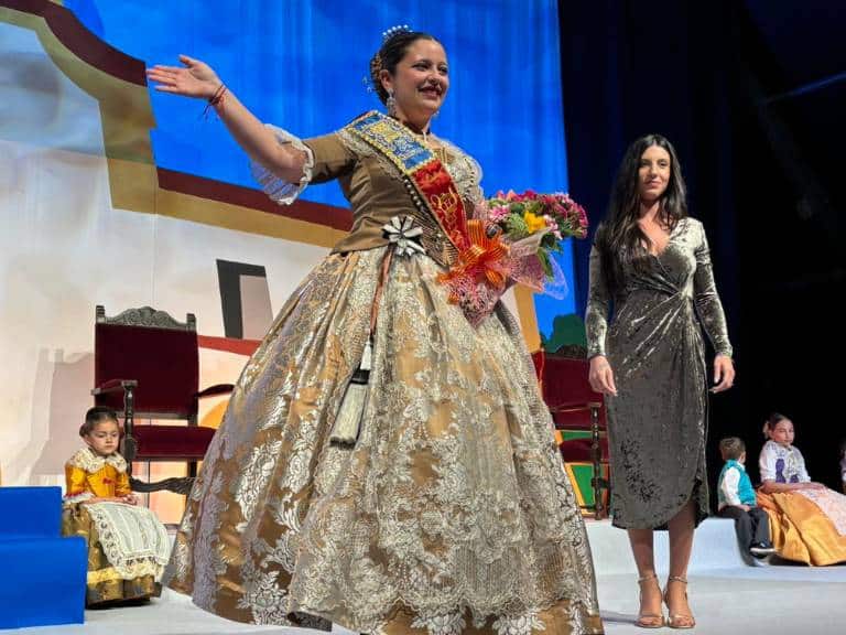 Cerca de un millar de personas asistieron anoche a la presentación oficial de la reina, un emotivo acto que se celebró en el Recinte Fester
