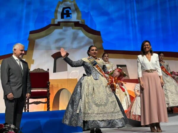 Almassora rinde pleitesía a la reina de las fiestas 2025, Sara Benet, y a su corte de honor