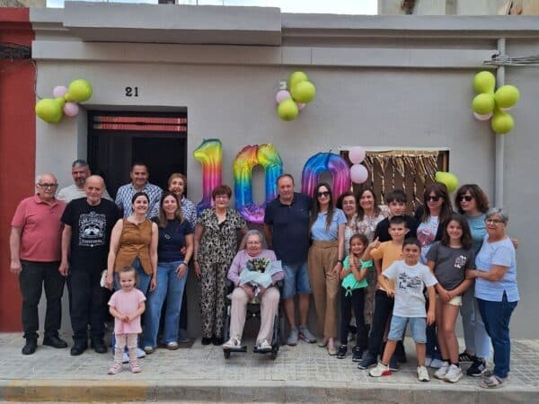 Betxí celebra los 100 años de su querida vecina Doloretes Badenes
