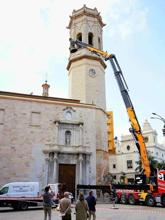 Debido a su gran tamaño, con un peso aproximado de 1.500 kilos y ubicada a 51 metros de altura, el traslado de la campana ha necesitado el uso de maquinaria pesada especializada.