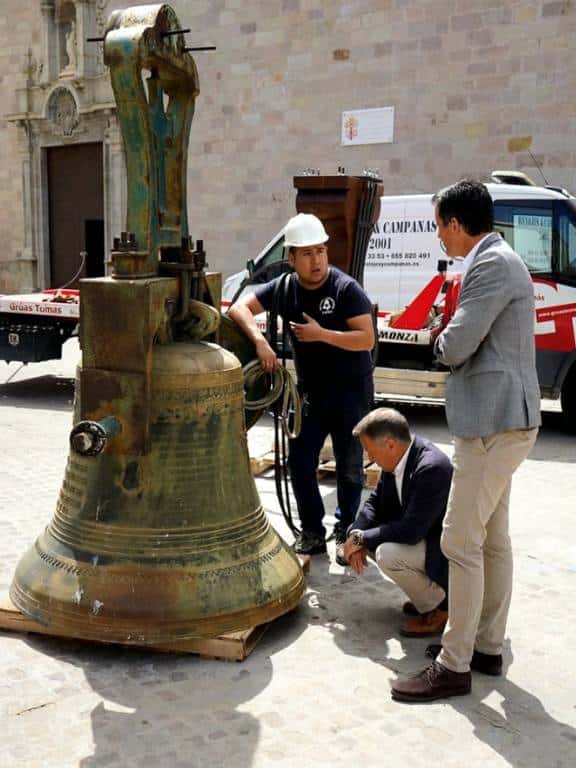 Debido a su gran tamaño, con un peso aproximado de 1.500 kilos y ubicada a 51 metros de altura, el traslado de la campana ha necesitado el uso de maquinaria pesada especializada.