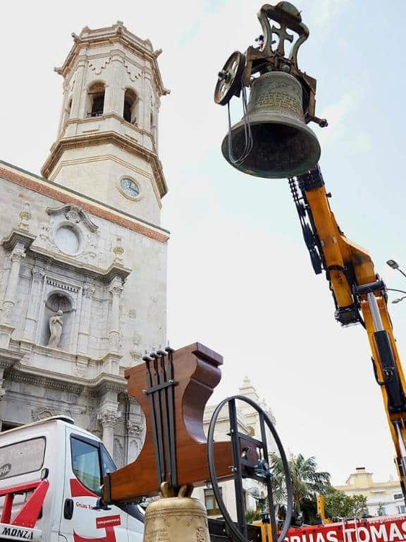 Debido a su gran tamaño, con un peso aproximado de 1.500 kilos y ubicada a 51 metros de altura, el traslado de la campana ha necesitado el uso de maquinaria pesada especializada.