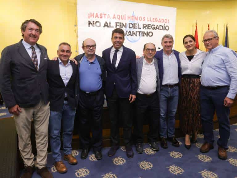 Mazón apela a “la unidad de todos los españoles para defender el agua que necesita nuestra tierra y garantizar el futuro que nos merecemos”.