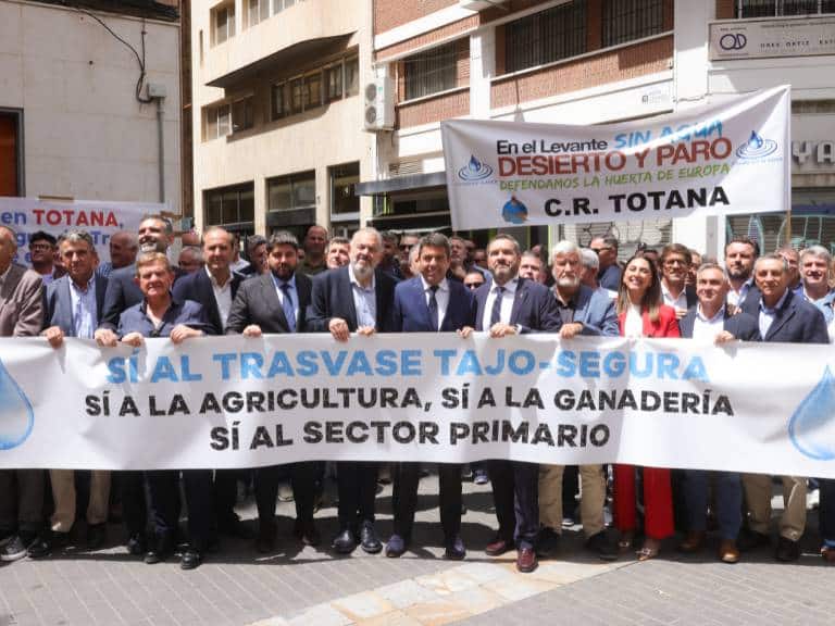 Mazón apela a “la unidad de todos los españoles para defender el agua que necesita nuestra tierra y garantizar el futuro que nos merecemos”.