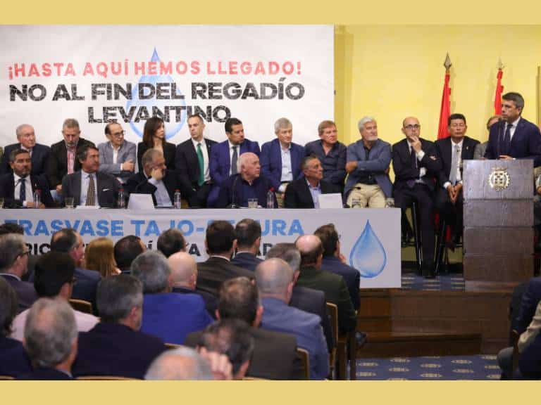 Mazón apela a “la unidad de todos los españoles para defender el agua que necesita nuestra tierra y garantizar el futuro que nos merecemos”.