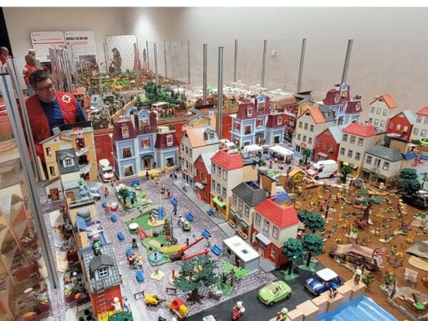 Castellón acoge la exposición de Playmobil sobre la acción humanitaria de Cruz Roja