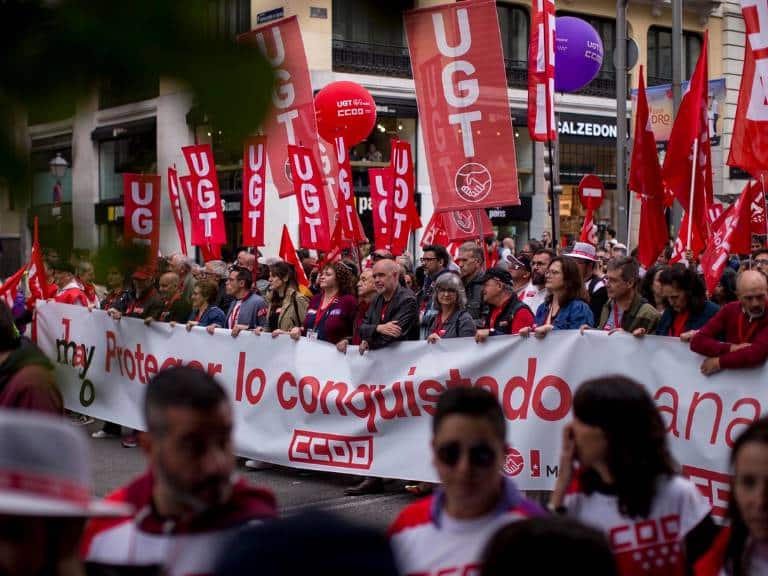 Medio millar de personas marchan en Castellón por el 1 de Mayo bajo el lema "Proteger lo conquistado, ganar futuro".