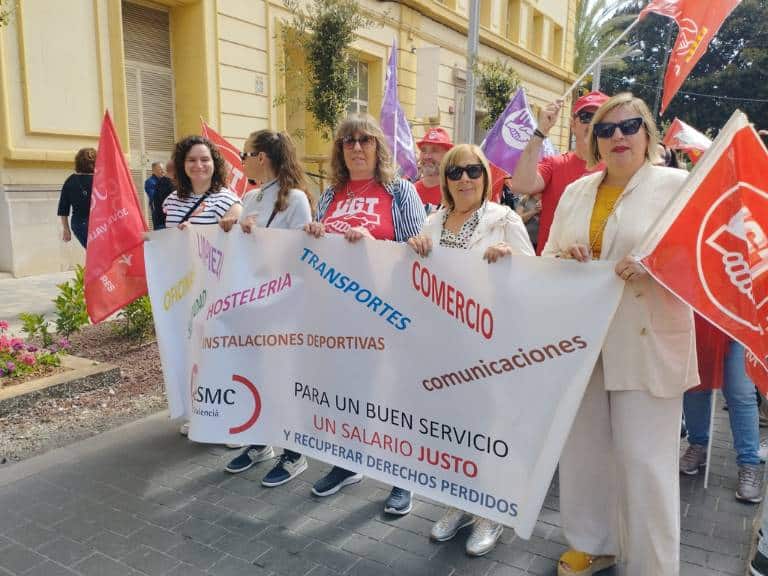 Medio millar de personas marchan en Castellón por el 1 de Mayo bajo el lema "Proteger lo conquistado, ganar futuro".