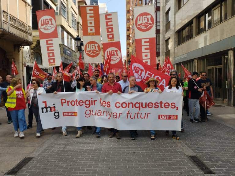 Medio millar de personas marchan en Castellón por el 1 de Mayo bajo el lema "Proteger lo conquistado, ganar futuro".